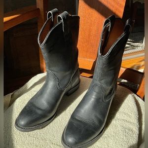 FRYE short cowboy boots in black leather.  Size 6.5.